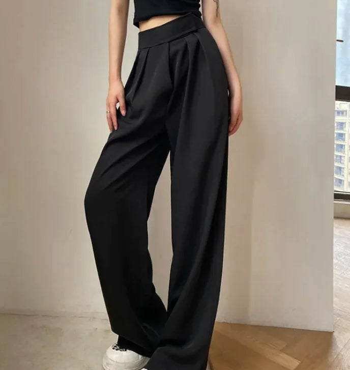 Hoch taillierte, locker geschnittene Hose